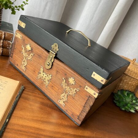 Coffret ancien en chêne et laiton, intérieur compartimenté