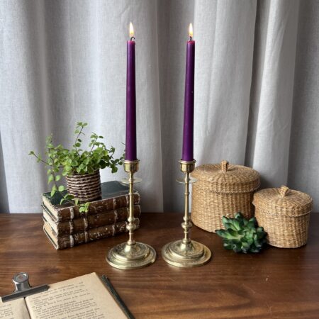 Duo de bougeoirs fins en laiton doré