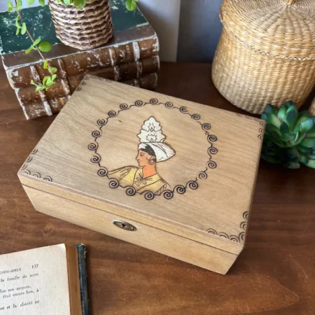 Boîte en bois vintage "femme"
