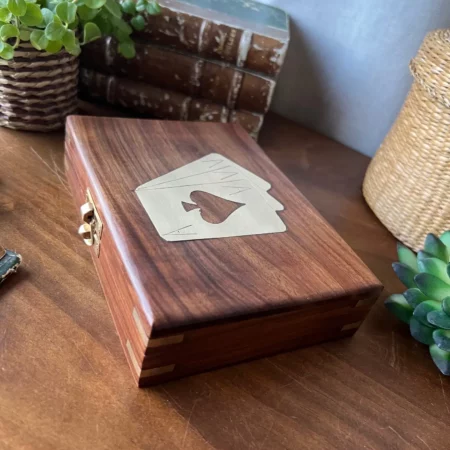 Boîte vintage en bois exotique à décor cartes à jouer