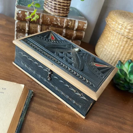 Boîte en bois vintage sculptée avec incrustations