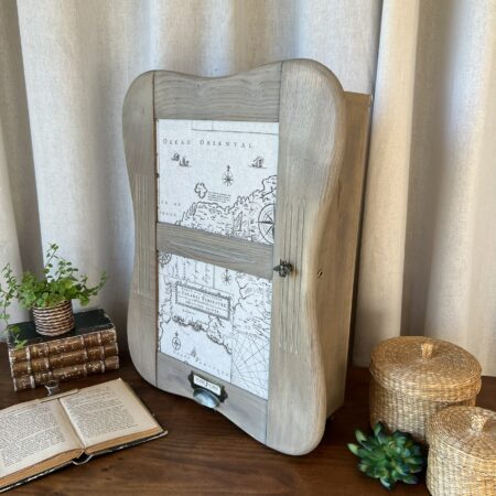 Pendule art déco devenue vitrine poétique