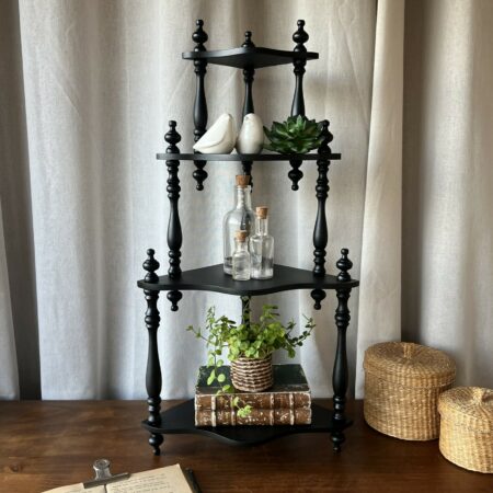 Étagère d’angle noire vintage, fine et élégante
