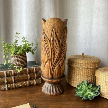 Grand vase sculpté en bois massif