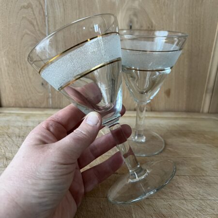 Duo de verres sur pied givrés à liserés dorés