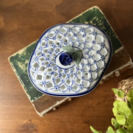 Bonbonnière ajourée en porcelaine bleue et blanche