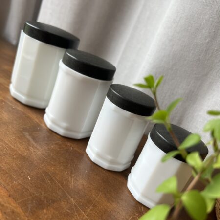 Série de 4 pots en opaline blanche et bakélite