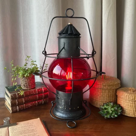 Fanal ancien restauré et électrifié avec globe rouge