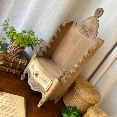 Porte-couteaux ancien en chêne sculpté, art populaire provençal, XVIIIe–XIXe siècle