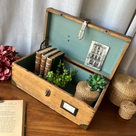 Caisse à outils ancienne en bois restaurée