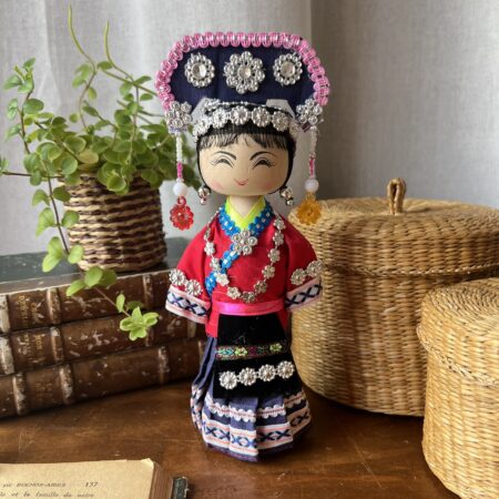 Poupée asiatique en bois, costume traditionnel
