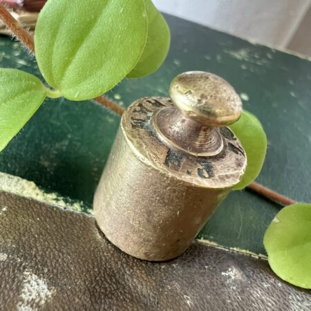 Petit poids ancien de 20 grammes en laiton