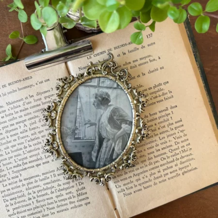 Petit cadre ancien en laiton avec verre bombé