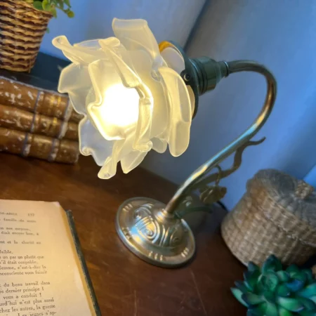 Lampe col de cygne vintage avec globe fleur en pâte de verre