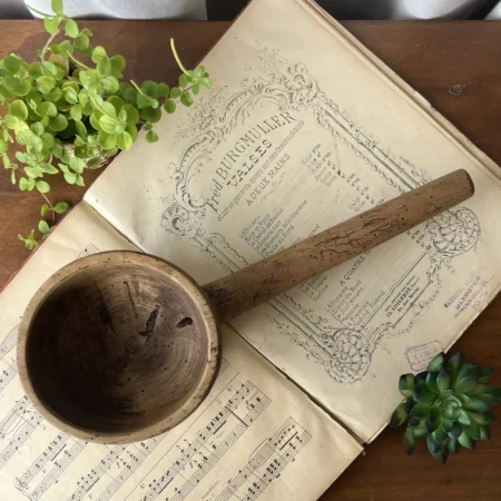 Louche à eau ancienne en bois sculpté