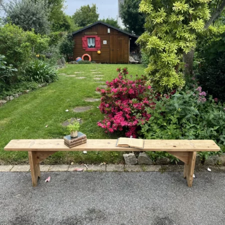 Grand banc de ferme artisanal en bois, patine naturelle