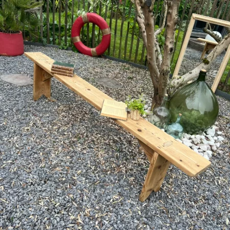 Grand banc de ferme artisanal en bois, patine naturelle