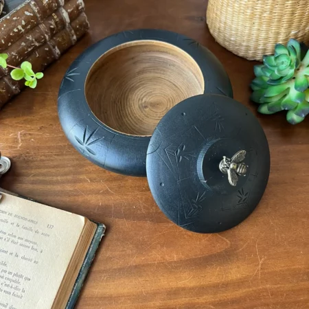 Boîte ronde en bois patinée noire "L'abeille"