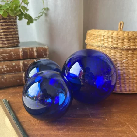Trio de boules décoratives en verre bleu