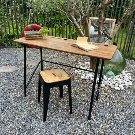 Bureau ou desserte atypique, plateau d’écolier et piétement métal noir