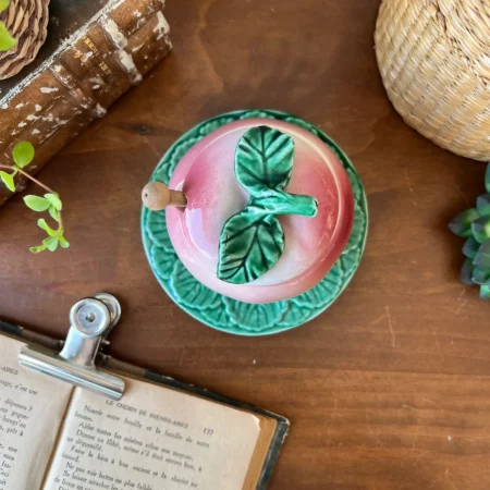 Confiturier ancien en barbotine forme pomme avec cuillère en bois