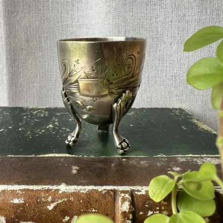 Petit coquetier ancien en métal argenté sur trois pieds