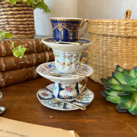 Trio de mini tasses et soucoupes “Décor d’artiste”