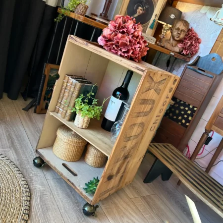 Caisse "Leroux Chicorée" transformée en meuble sur roulettes