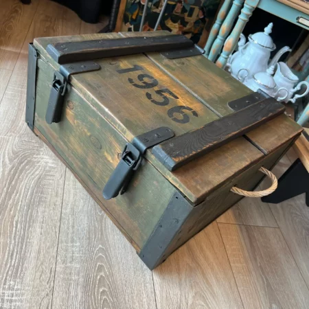 Ancienne caisse militaire française 1956 restaurée