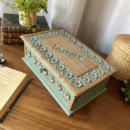 Coffret ancien sculpté "ANNY" - Bois patiné vert amande