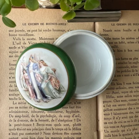 Petite boîte porcelaine verte décor romantique