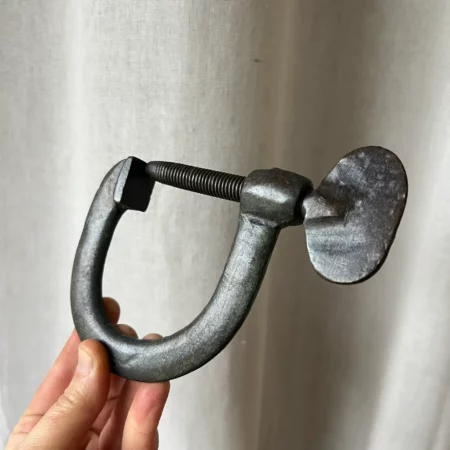Serre-joint ancien en "C" en fonte brute