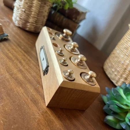 Boîte ancienne de poids de balance revisitée
