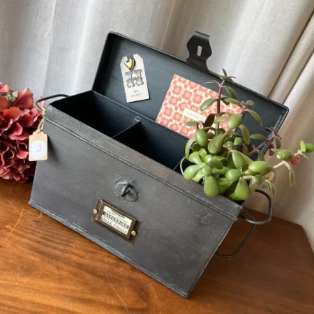 Caisse d’atelier en métal, esprit industriel & charme brut