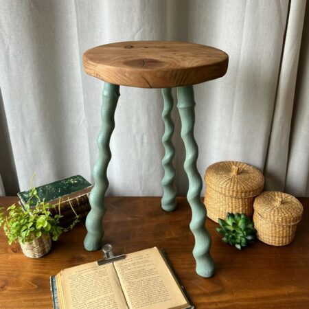 Tabouret tripode aux pieds torsadés