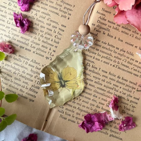 Pampille en cristal upcyclée "Le papillon jaune"
