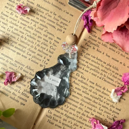Pampille en cristal "La petite au chapeau" • pour Martine