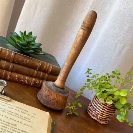 Pilon ancien en bois