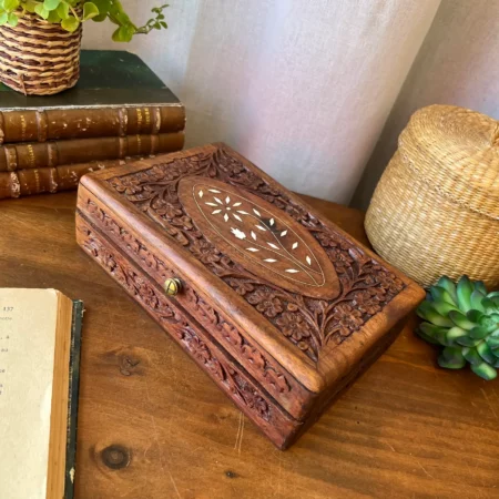Boîte en bois sculpté et gravé