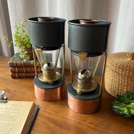Lampe à pétrole ancienne en cuivre et verre, silhouette sculpturale