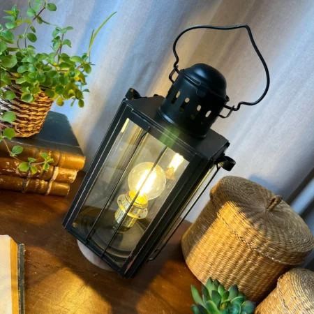 Lampe tempête ancienne électrifiée en métal, socle en bois