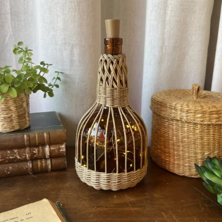 Ancienne bouteille Marnier-Lapostolle gainée d’osier