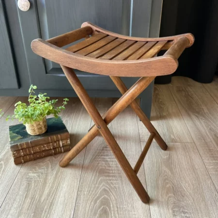 Le petit tabouret pliant en bois