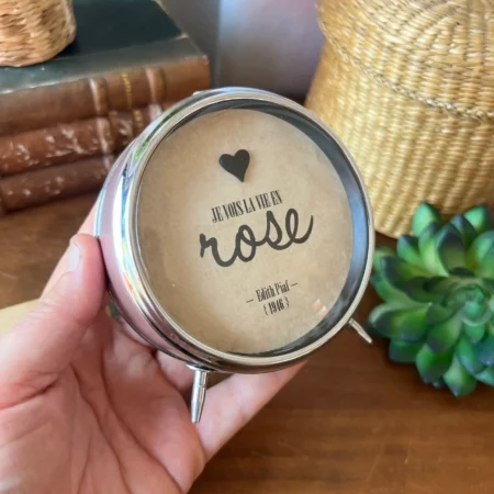 Réveil ancien upcyclé rose "La vie en rose"