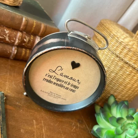 Réveil ancien upcyclé "L'amour"