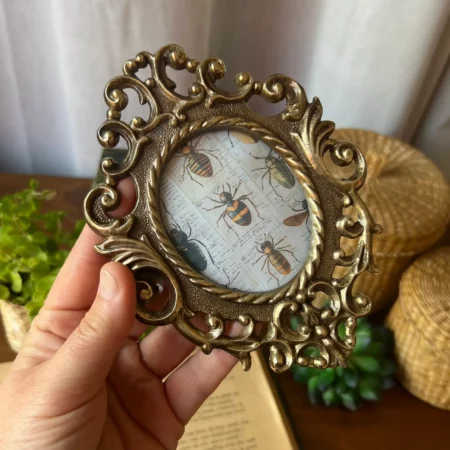 Cadre baroque ancien en bronze à verre bombé