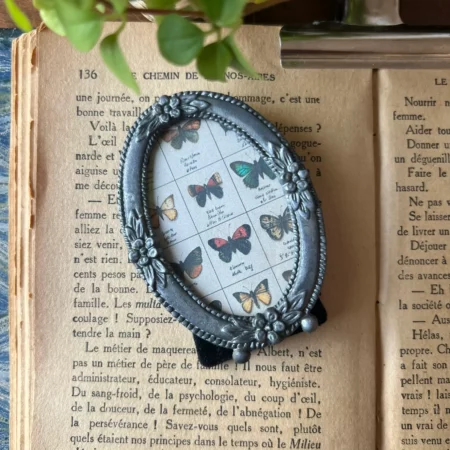 Petit cadre ovale en étain à décor floral