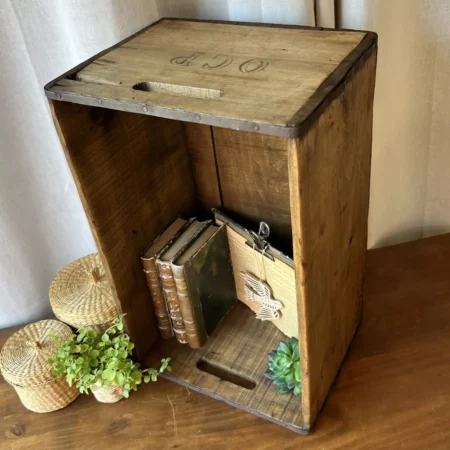 Ancienne caisse en bois OCP restaurée, cerclée de métal