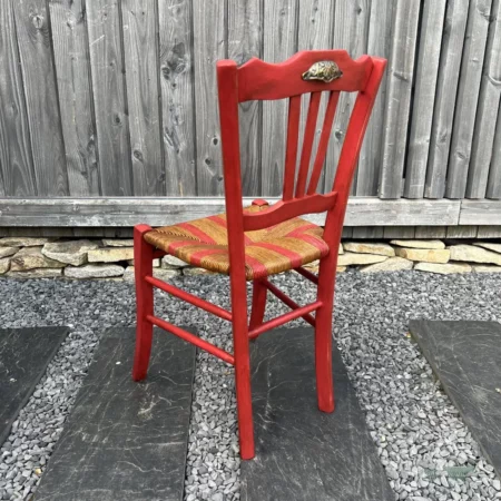 Chaise ancienne en bois rouge et assise paillée bicolore