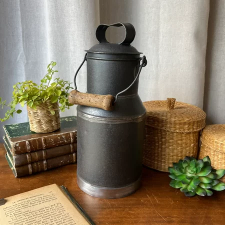 Petit pot ancien en aluminium noir et poignée bois